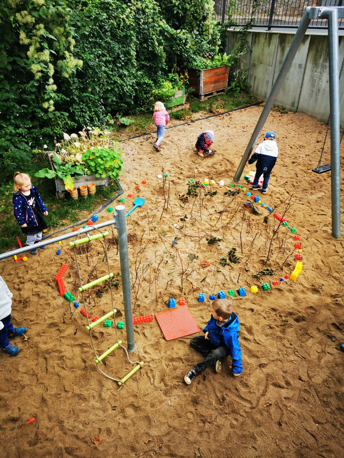Kinder beim Bauen im Sand